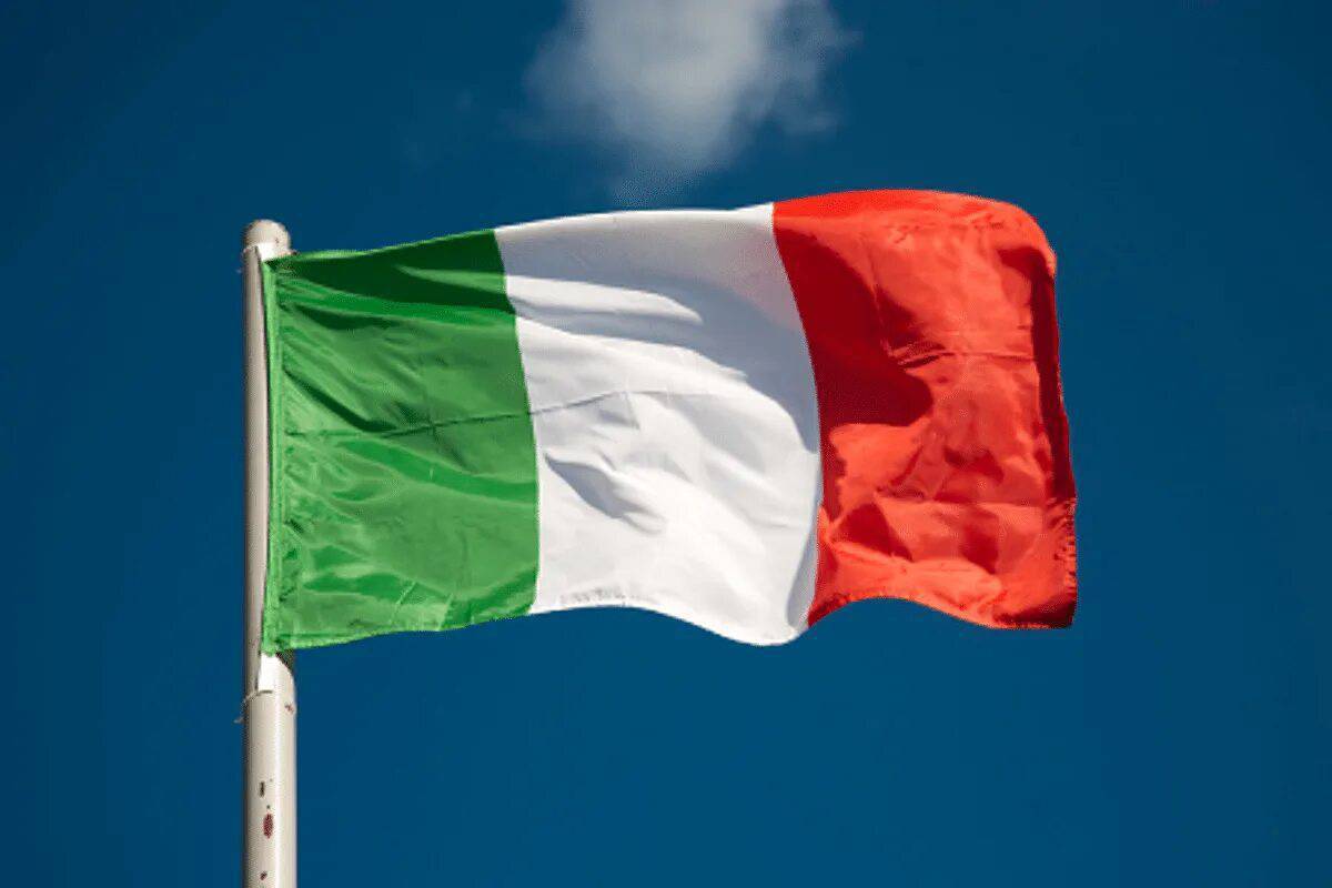 Итальянский флаг. Флаг Италии. Флаг нац Италии. Флаг Италии фото. Гос флаг Италии.