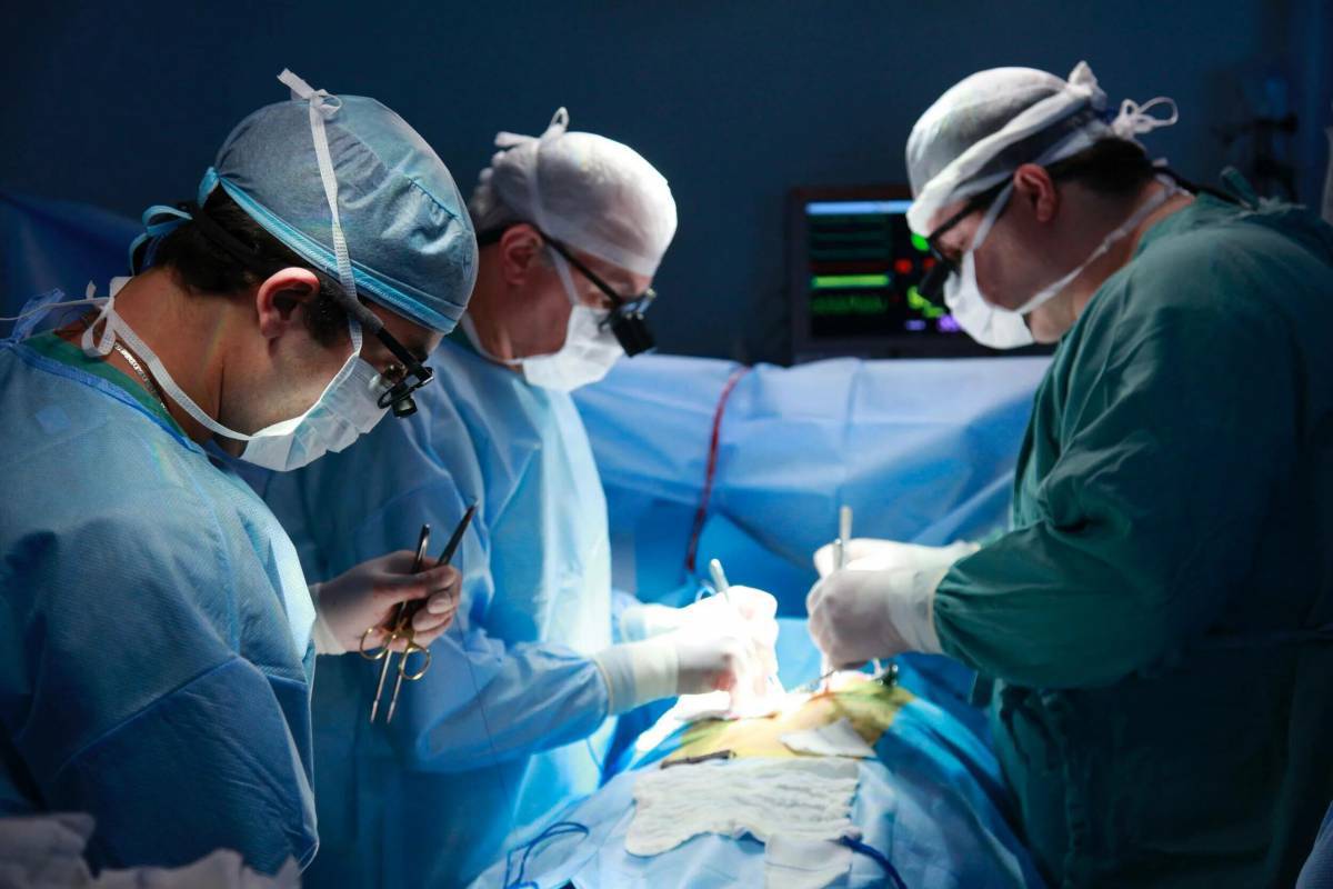 Мужчина хирург в операционной