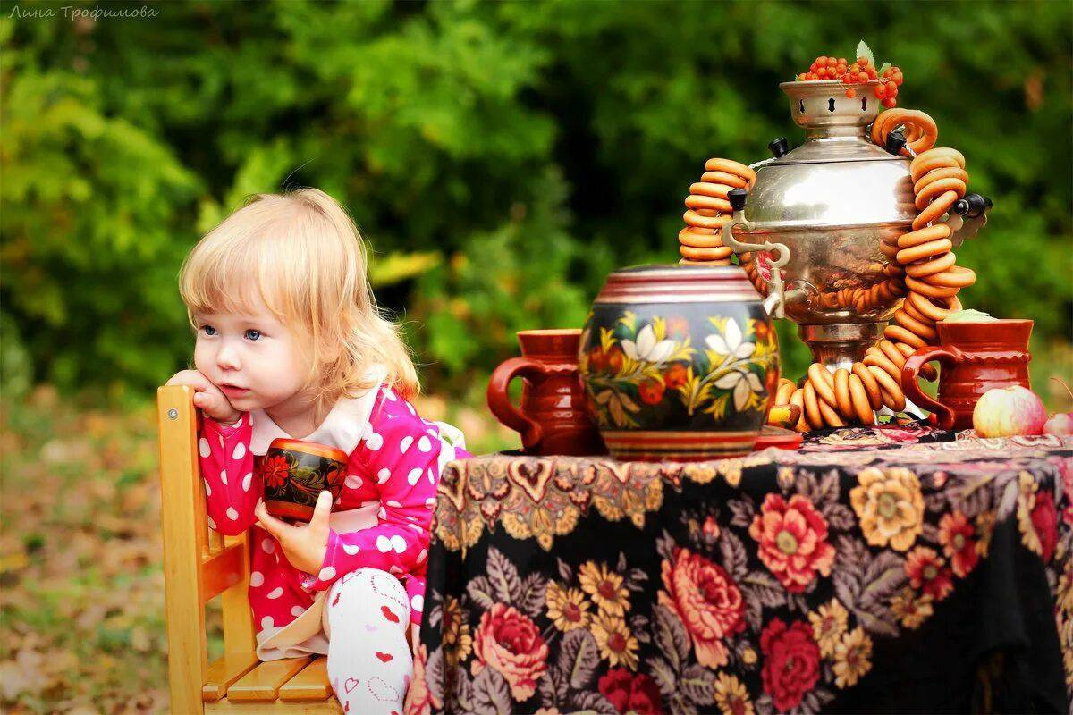 Урок чаепитие. Осеннее чаепитие. Чаепитие с самоваром. Стол с самоваром на природе. Летнее чаепитие в саду.