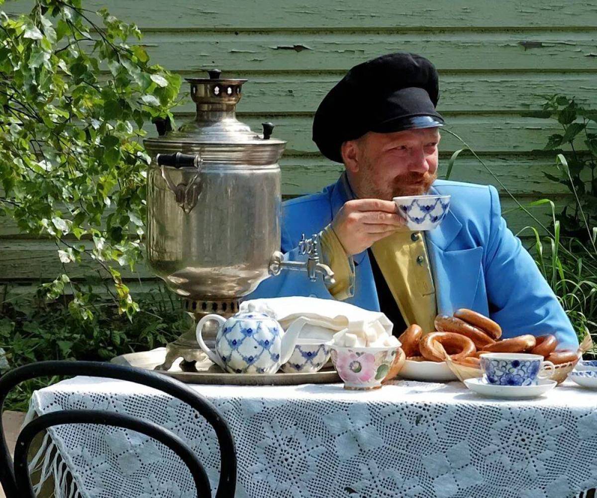 Наскоро попив чаю. Чаепитие. Чаепитие в России. Самовар чай. Самовар на даче.