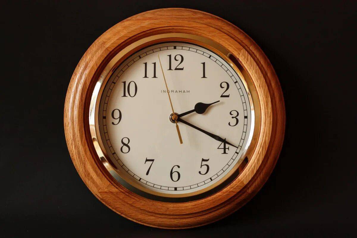 Включи фотографии часов. Westminster Chime часы Quartz. Часы механические настенные. Часы настенные деревянные. Часы классика.