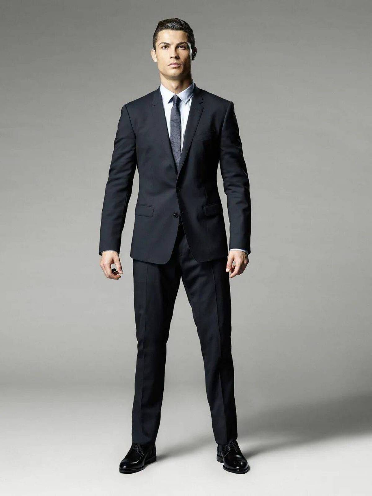 Мужские костюмы 2024 год. Криштиану Роналду в костюме в полный рост. Кристиано Роналдо в полный рост 2023. Криштиану Роналду в костюме в полный. Cr7 Cristiano Ronaldo одежда.