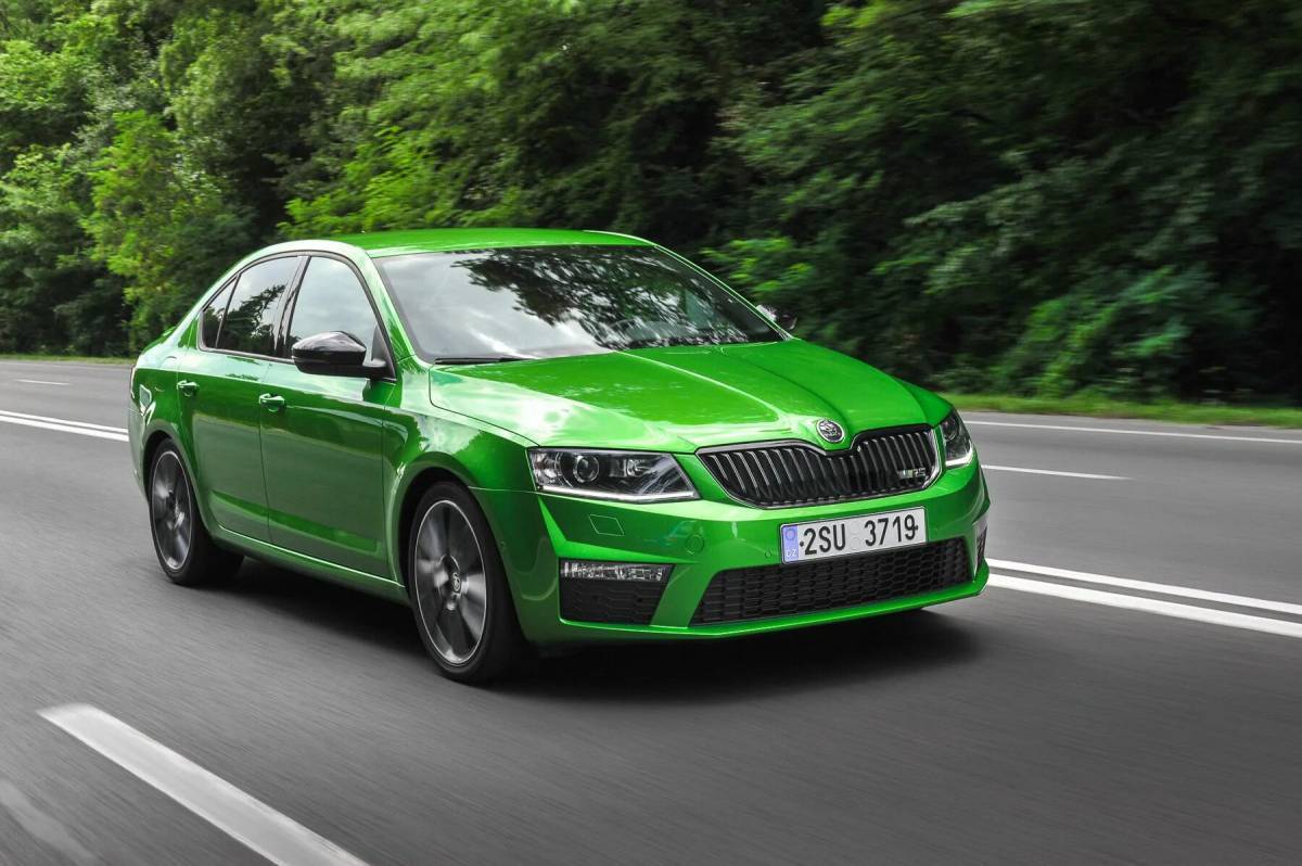 Автомобиля skoda octavia. Škoda Octavia RS a7. Skoda Octavia RS 2022 зелёная. Skoda Octavia 2022 зеленая.