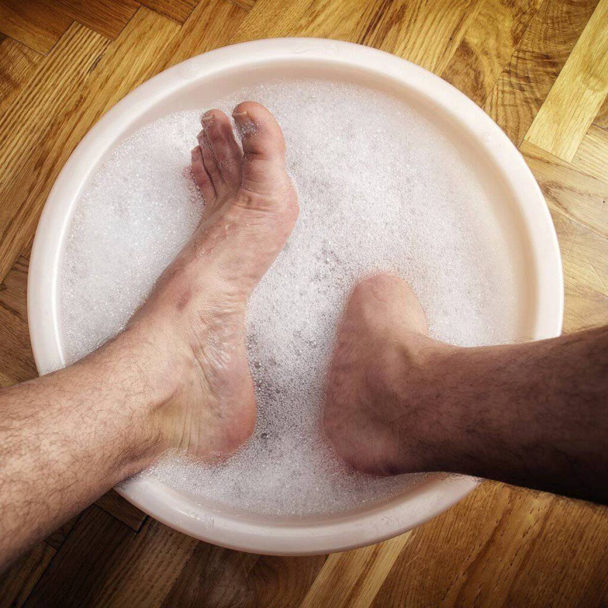 Ванны при простатите. Ноги в тазике с мыльным раствором. Таз для мытья ног.
