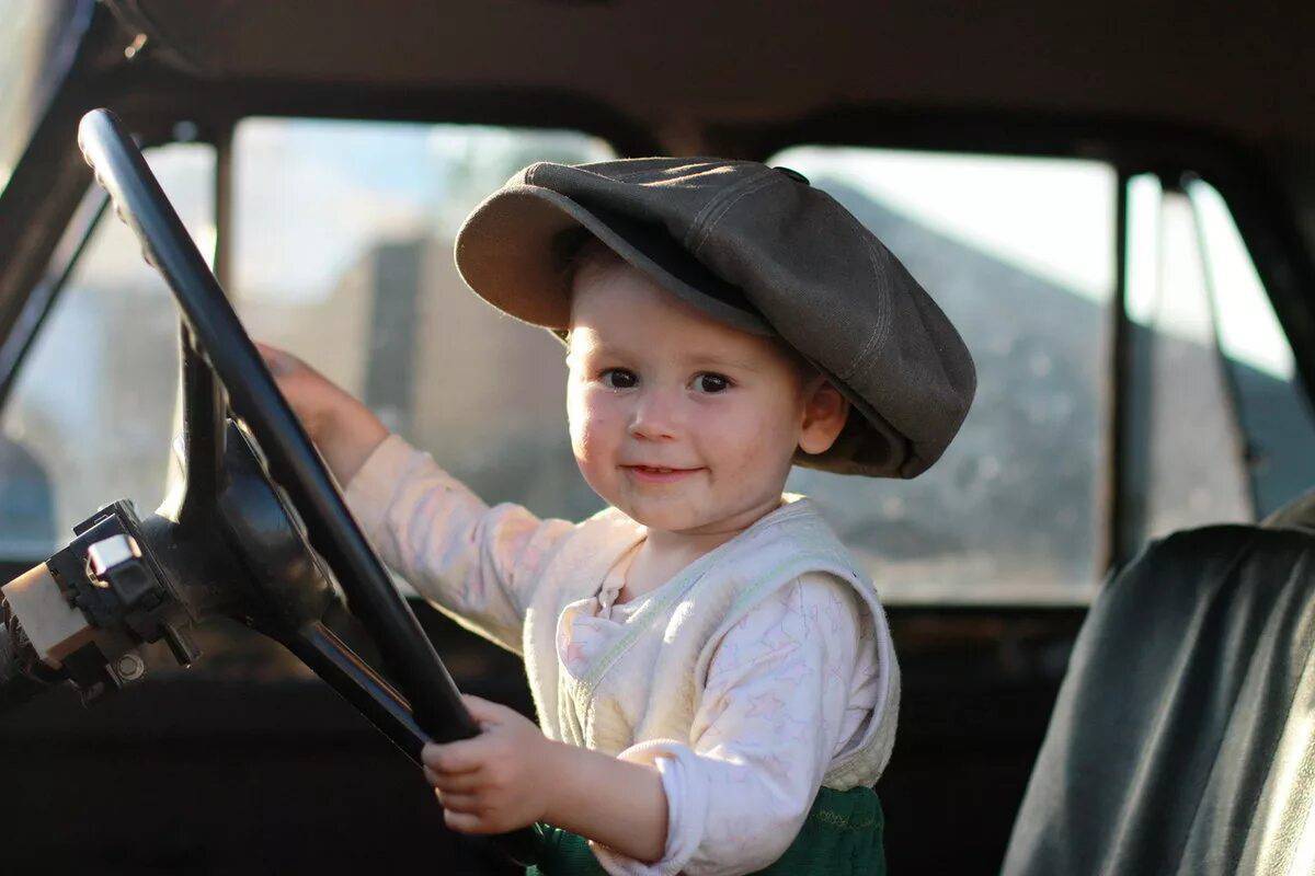 Мальчику хотелось сказать что шофер ошибся. Шофер. Шофер для детей. Малыш за рулем грузовика. Маленькие дети шофер.