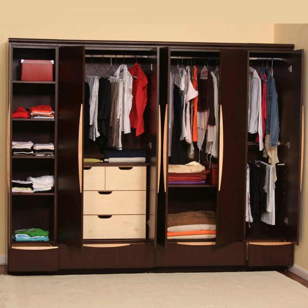 узкий гардеробный шкаф для одежды
