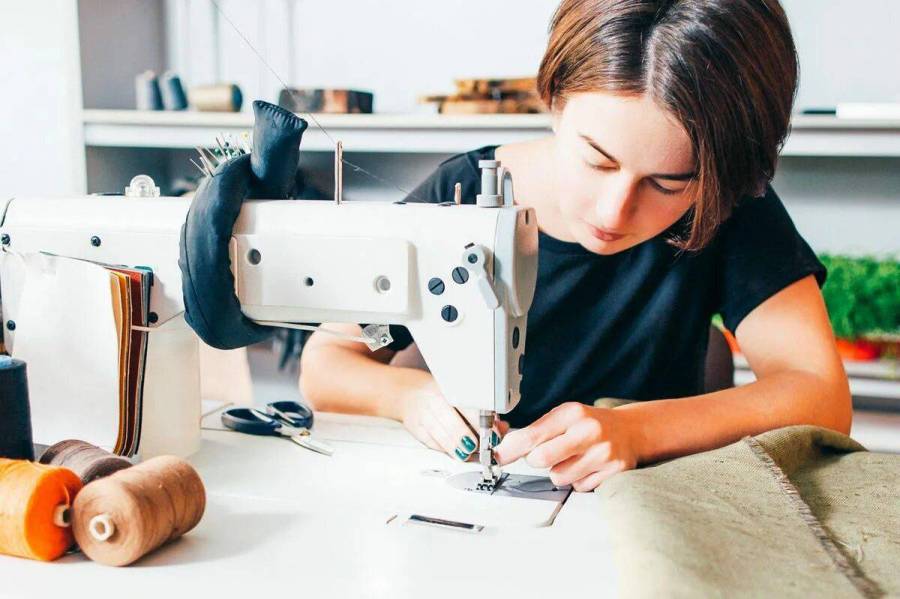 Пошив на дому. Ищу швею надомницу. Швея на дому по пошиву постельного белья. Швея надомница фото. Домашний швейный работа.