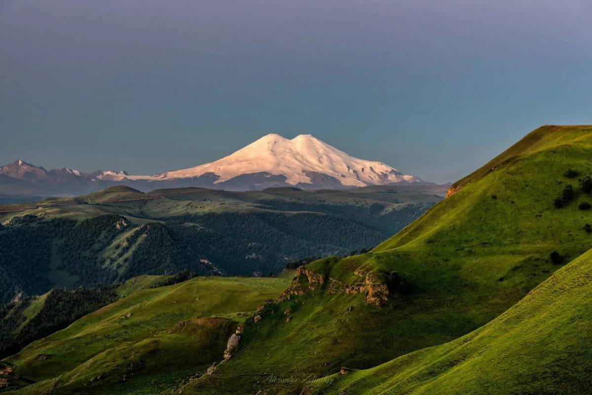 Горы в поселке Эльбрус