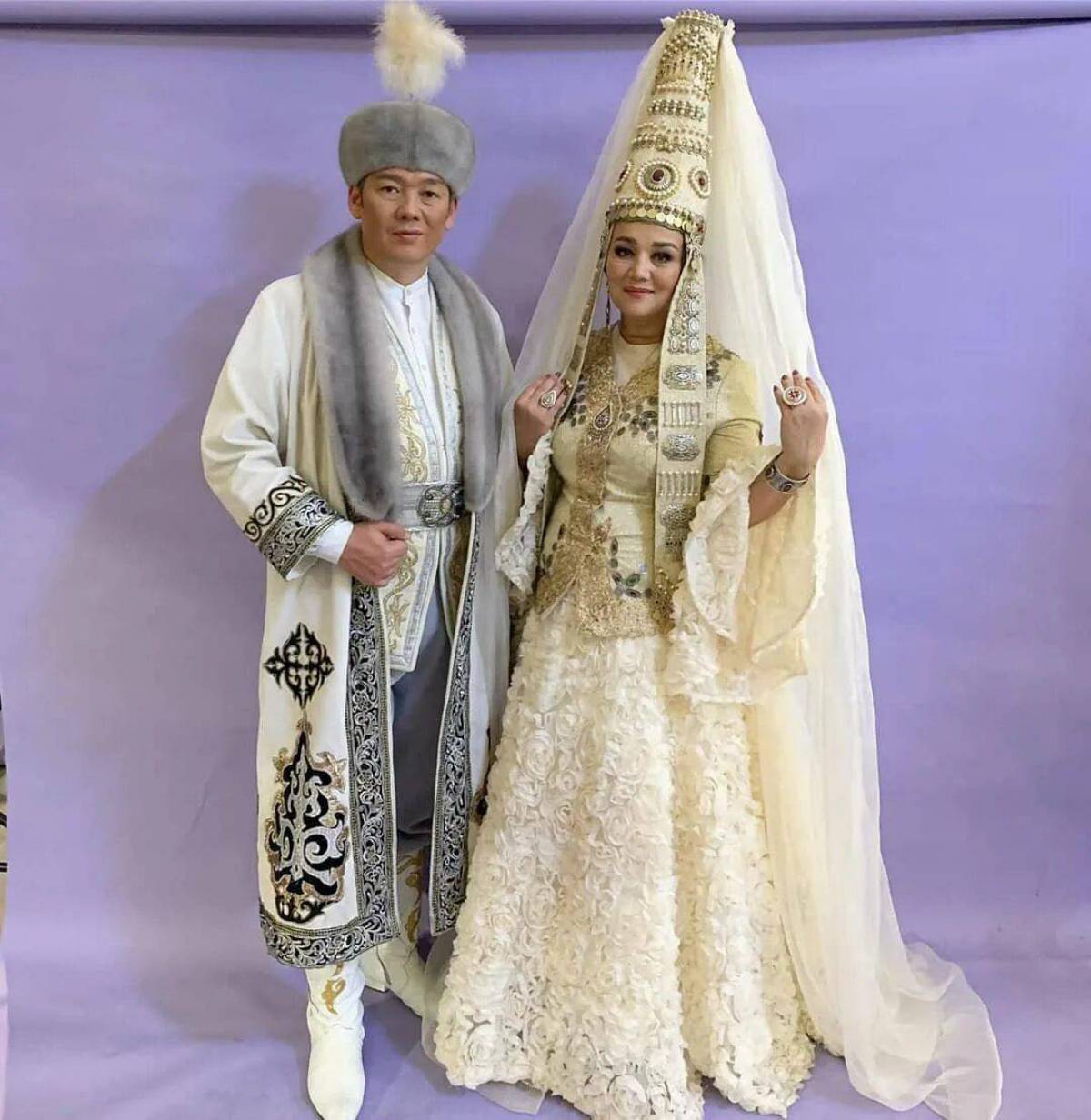 Ұлттық бас киімдер 2 сынып. Казахская Национальная одежда саукеле. Казахская невеста в саукеле. Казахский свадебный наряд. Казахский свадебный костюм.
