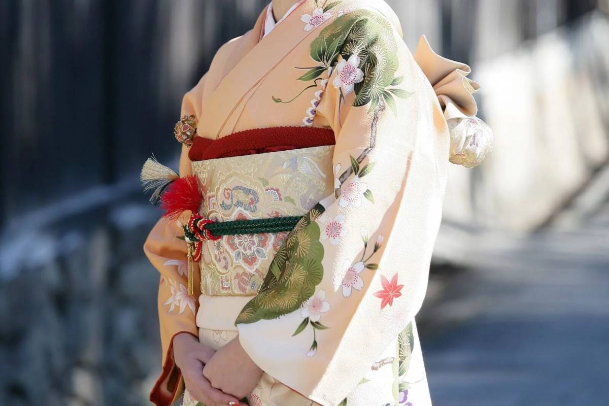 Японское кимоно. Церемониальное кимоно. Японское церемониальное кимоно. Парадное кимоно. Кимоно незамужней женщины.