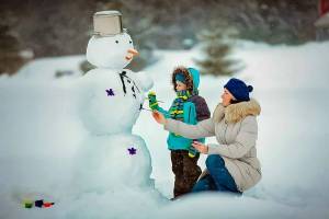 Раскраска дети лепят снеговика #15 #56412