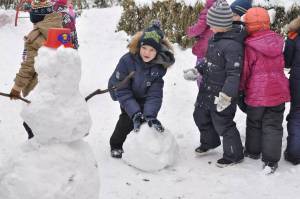 Раскраска дети лепят снеговика #21 #56418