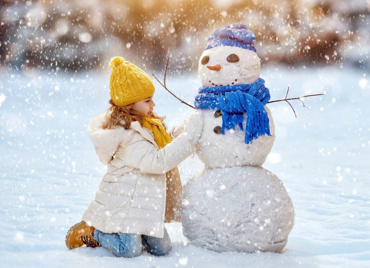 Дети лепят снеговика #27