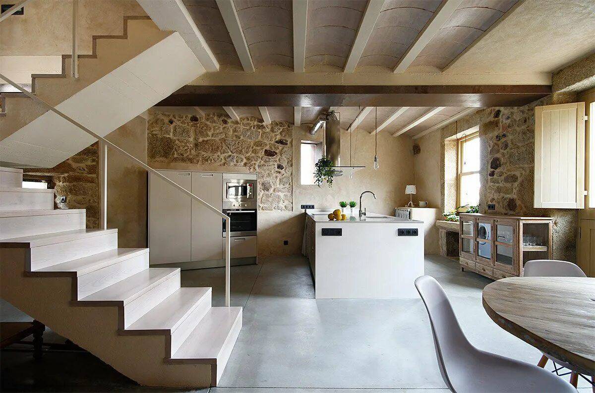 Кухня гостиная с лестницей