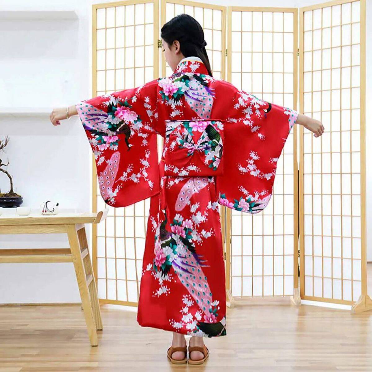 Японское кимоно. Кимоно юката хаори. Красное кимоно фурисодэ. Японское кимоно юката. Традиционное японское кимоно юката.