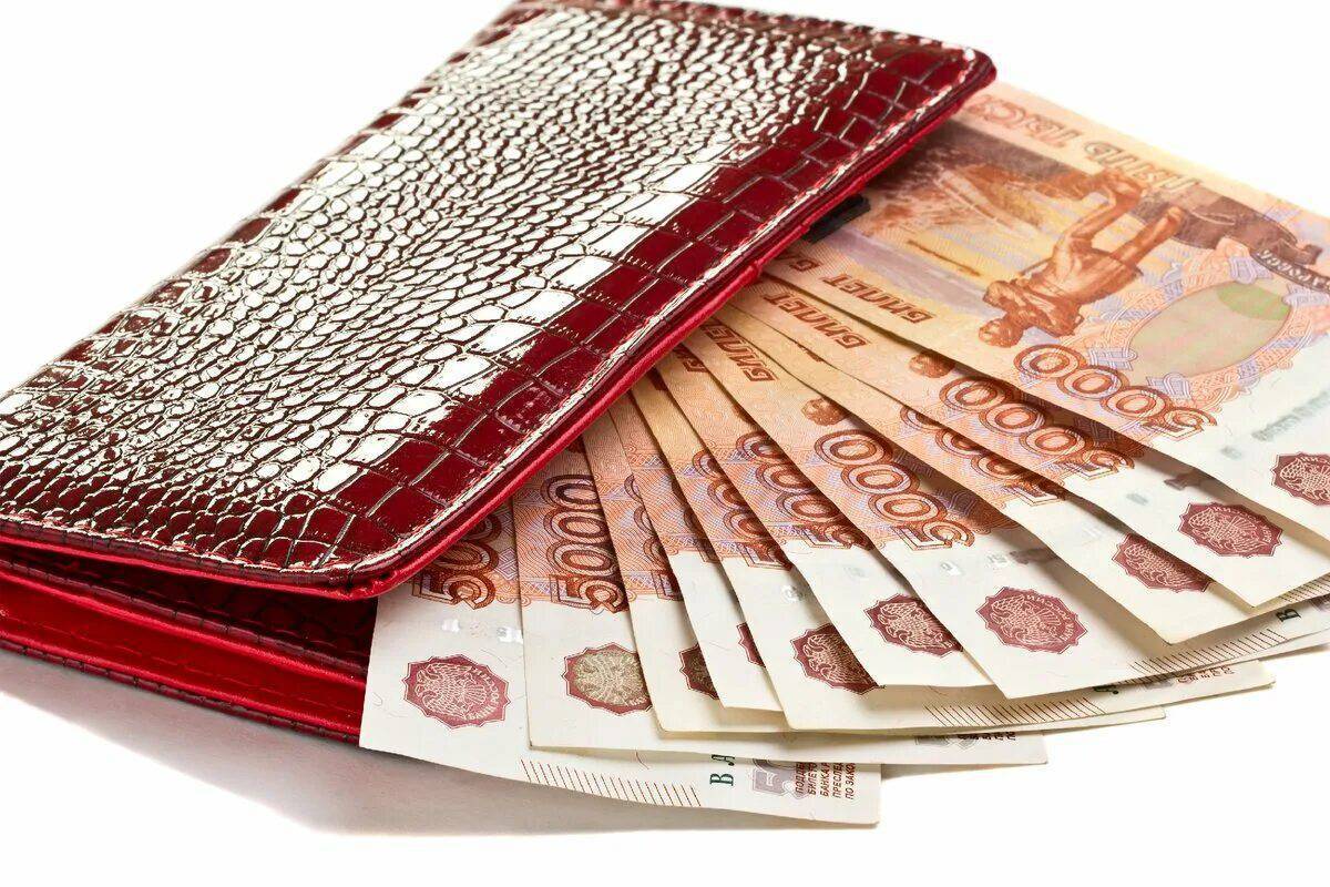 Красный кошелек с деньгами