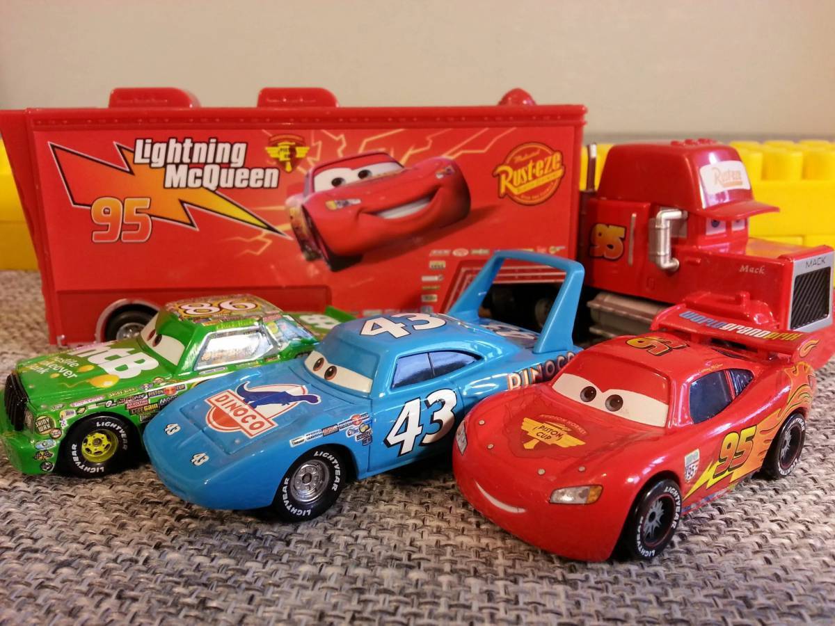 Disney Pixar cars 2 Lightning MCQUEEN