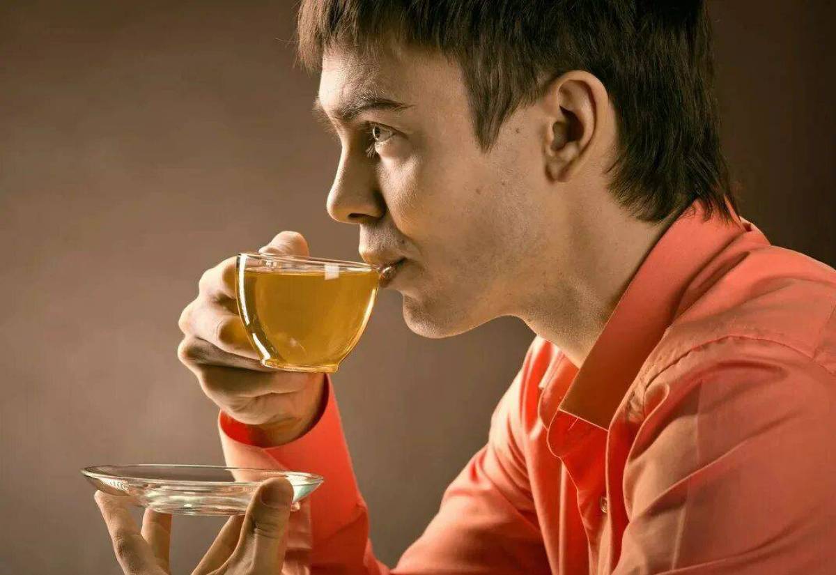 Красивый попить. Пью чай. Мужчина с чаем. Человек пьющий чай. Человек пьет чай.