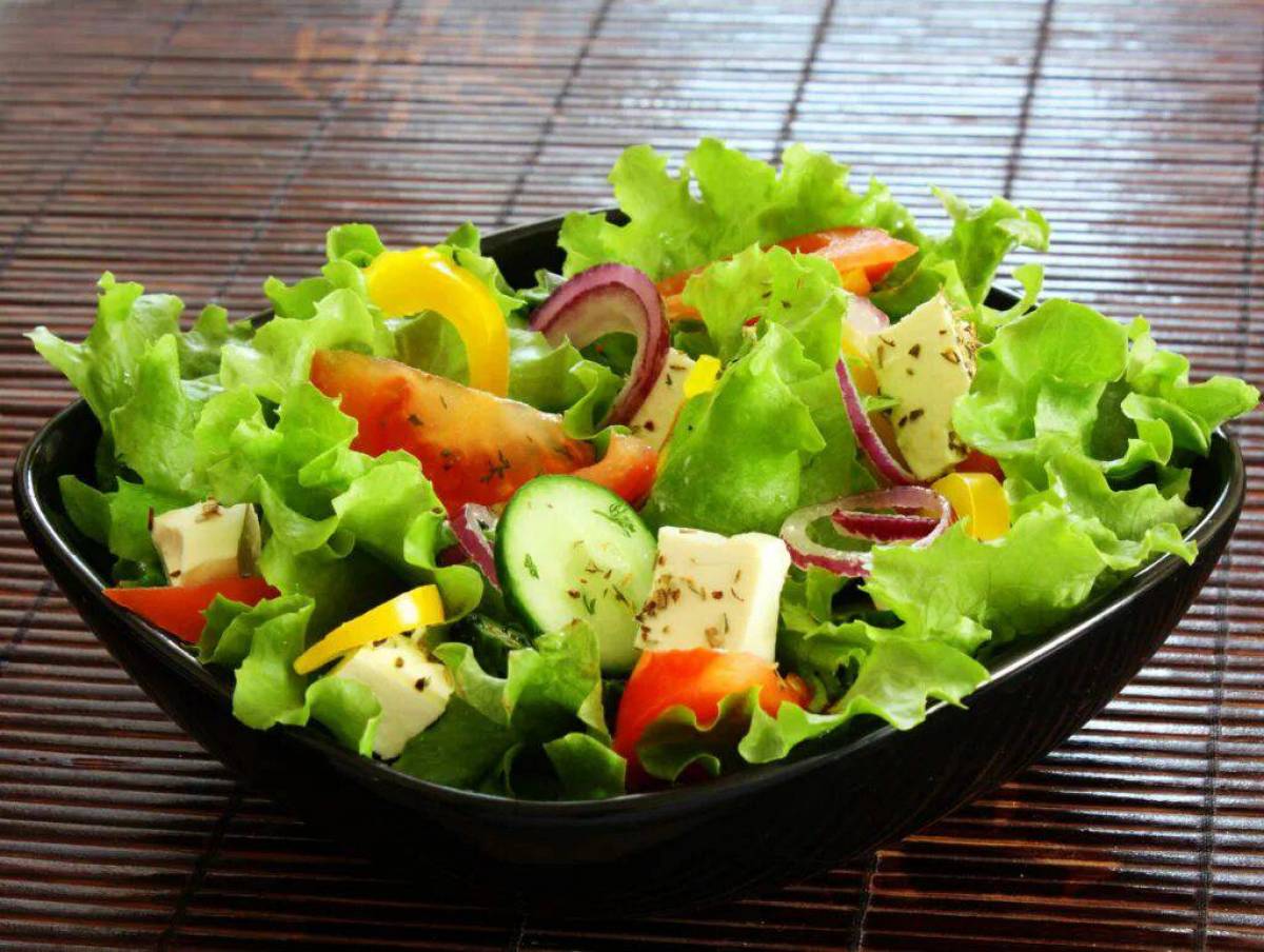 Приготовление салат из свежих овощей