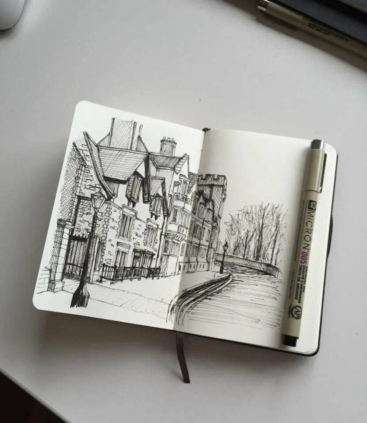 Что нарисовать в скетчбуке. Молескин Итан Торчино. Moleskine скетчбук ручка. Скетчи архитектуры линером. Скейчбок для рисование.