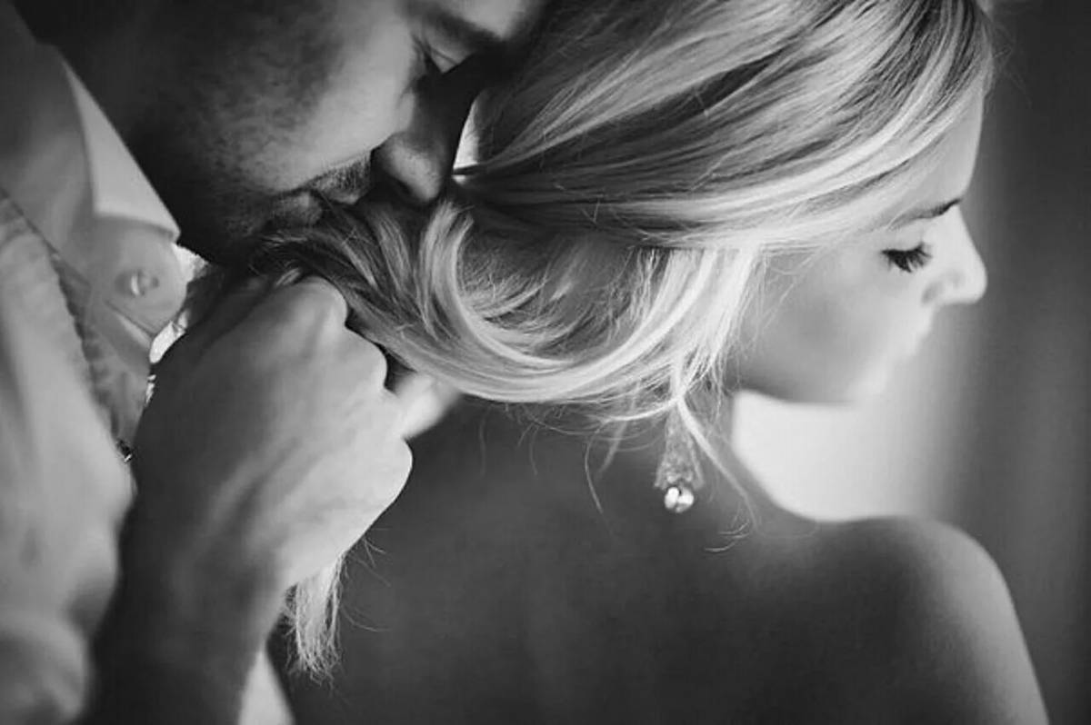 Твои волосы твои губы. Мужчина и женщина блондинка. Нежность женщины. Мужчина и женщина любовь. Мужчина и женщина нежность.