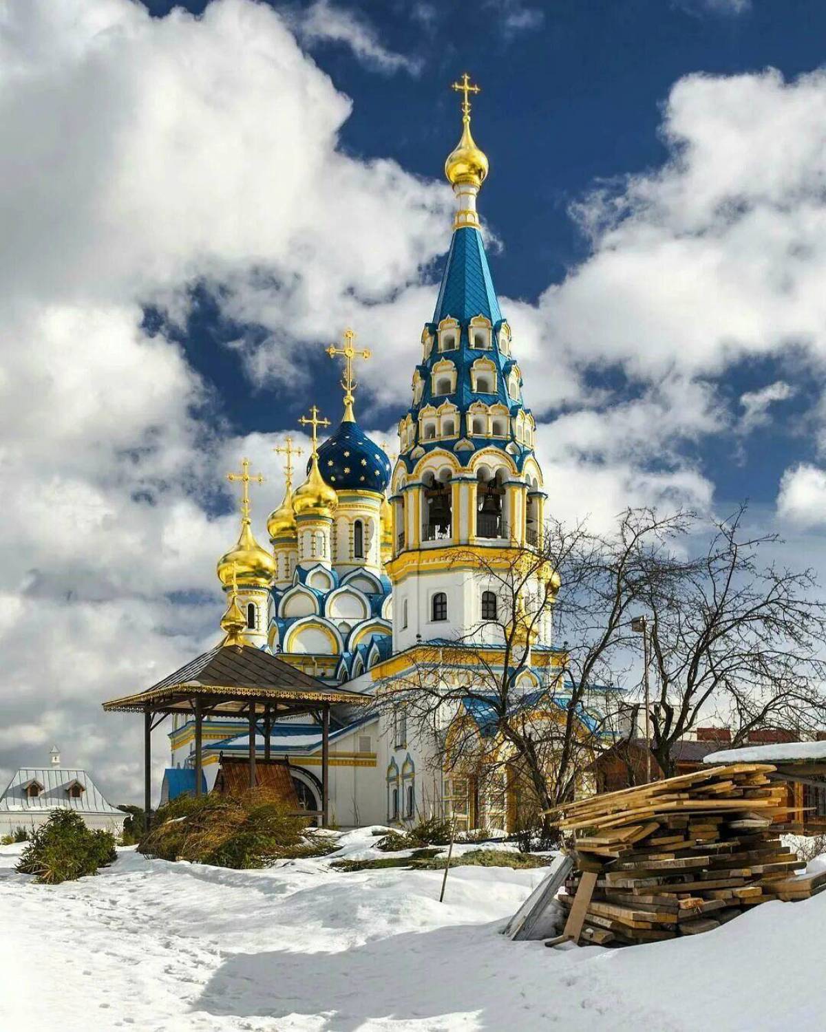 Русские православные храмы. Храм иконы Божией матери Неувядаемый цвет. Храм в поселке Рублево. Церковь на Рублево Успенском шоссе. Неувядаемый цвет храм в Рублево парк.