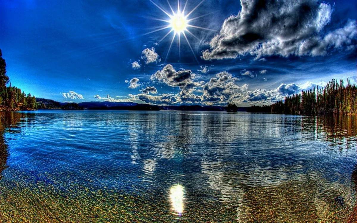 Предложение озеро блестело. Отражение солнца в море. Отражение солнца в воде. Небо в отражении. Прекрасная природа.