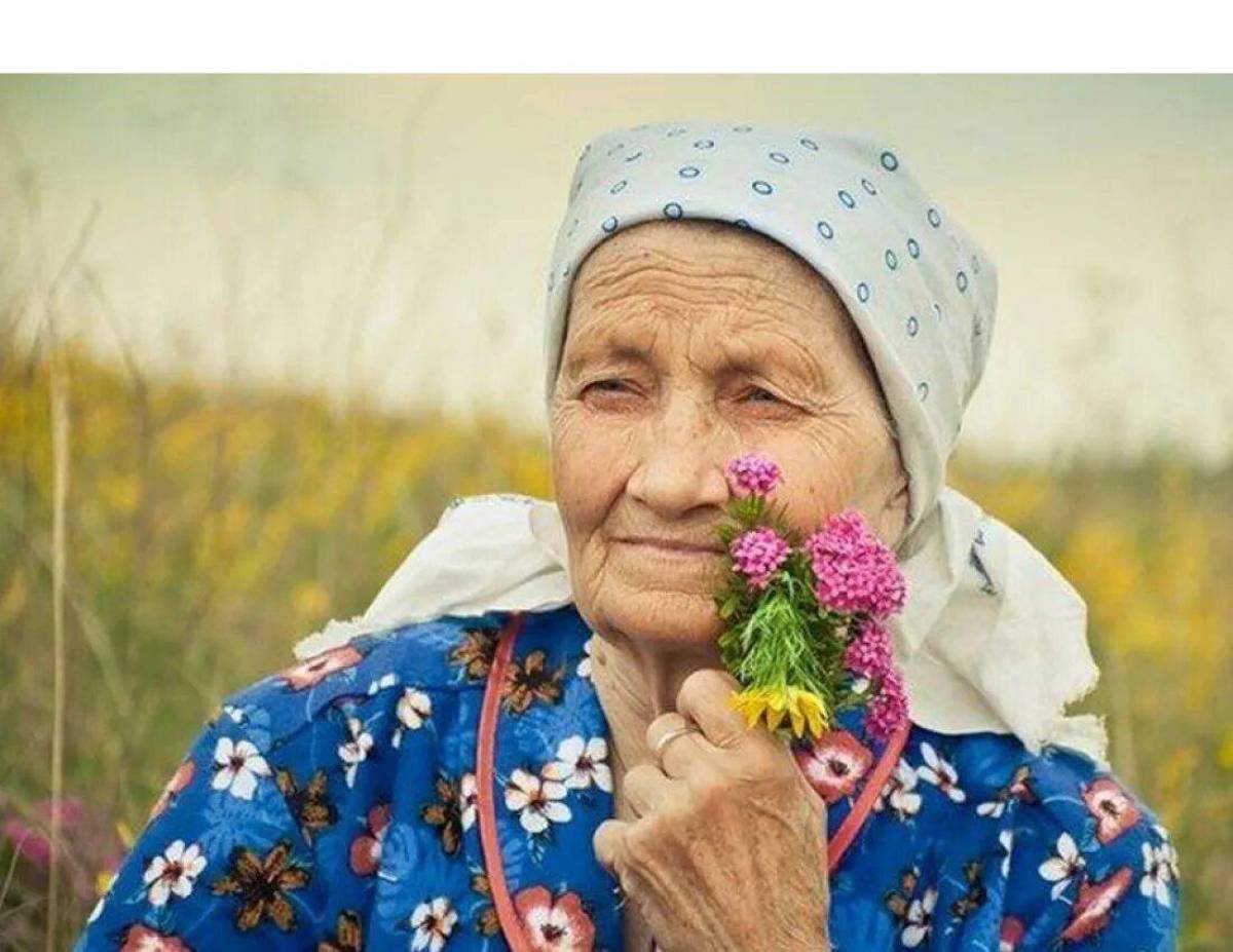 Песня куча бабок. Бабуля в платочке. Бабушка улыбается. Радостная бабушка. Бабуля в платке.