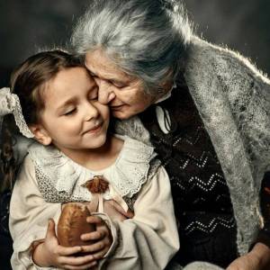 Раскраска бабушка и внучка #3 #209677