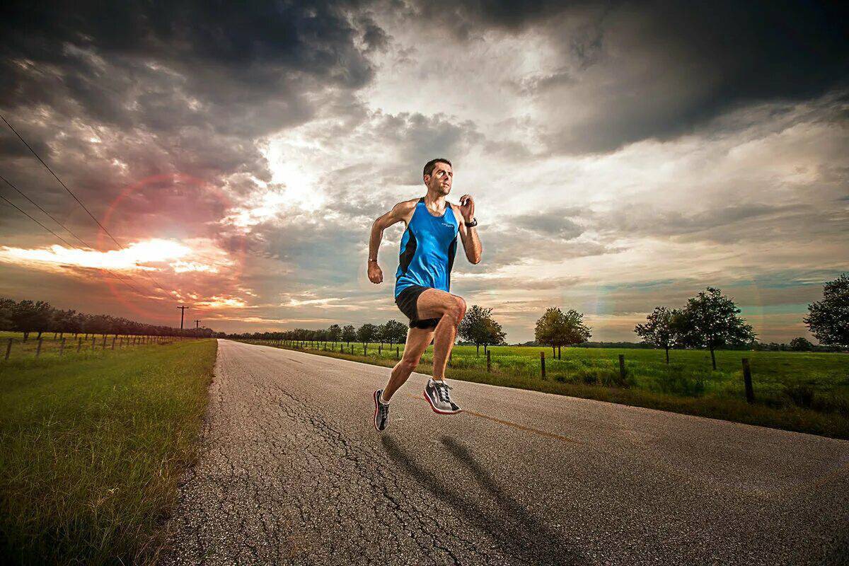 Get up go jogging. Бегущий человек. Спортсмен бежит. Мужчина бежит. Спорт бег.