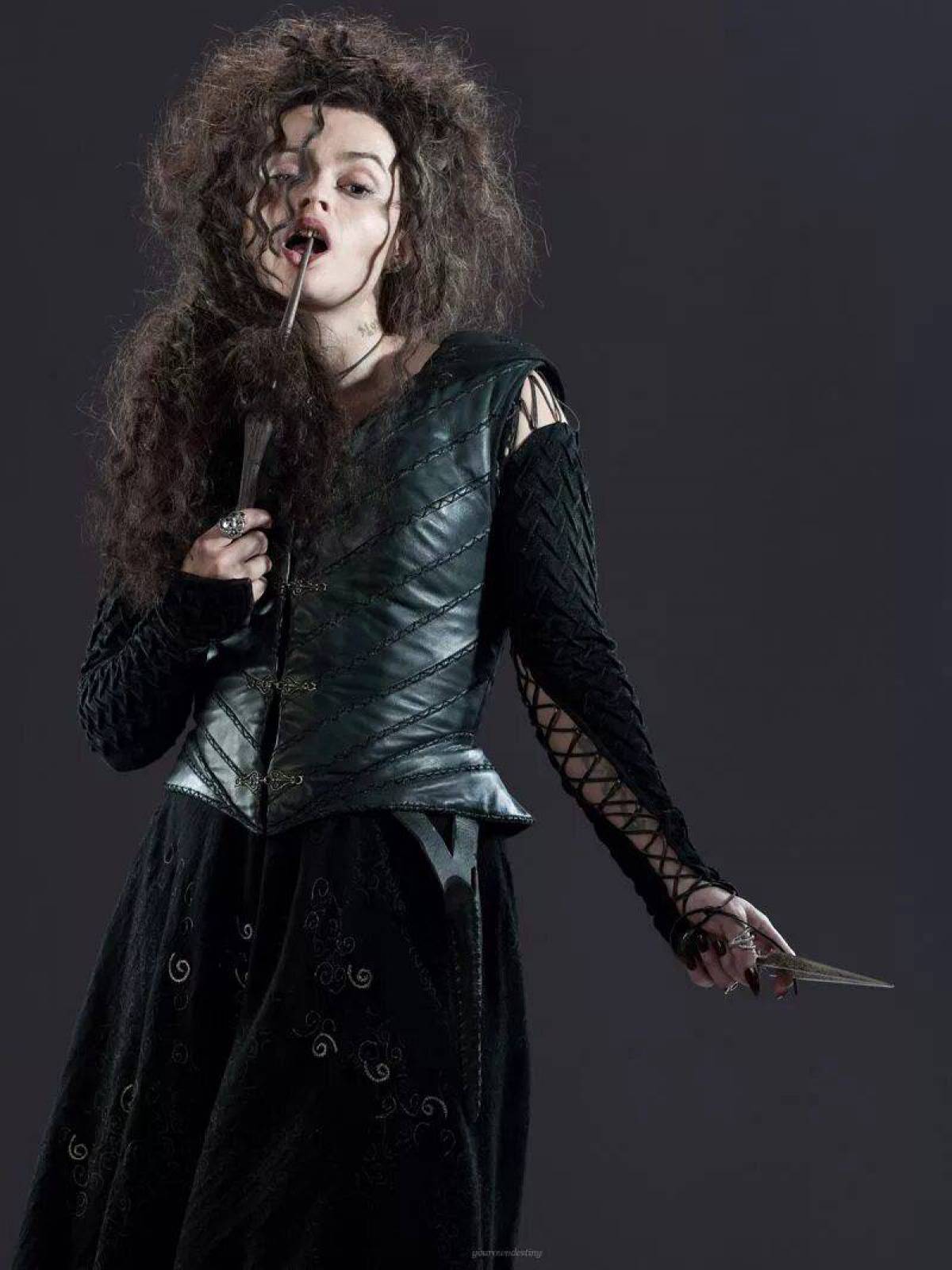 Bellatrix lestrange. Хелена Бонем Картер Беллатриса. Гарри Поттер Беллатриса Лестрейндж. Хелена Бонем Картер в роли Беллатрисы Лестрейндж. Хелена Бонем Картер Гарри Поттер.