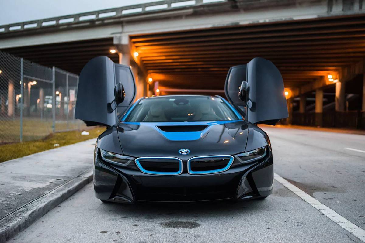 BMW i8 неоновая