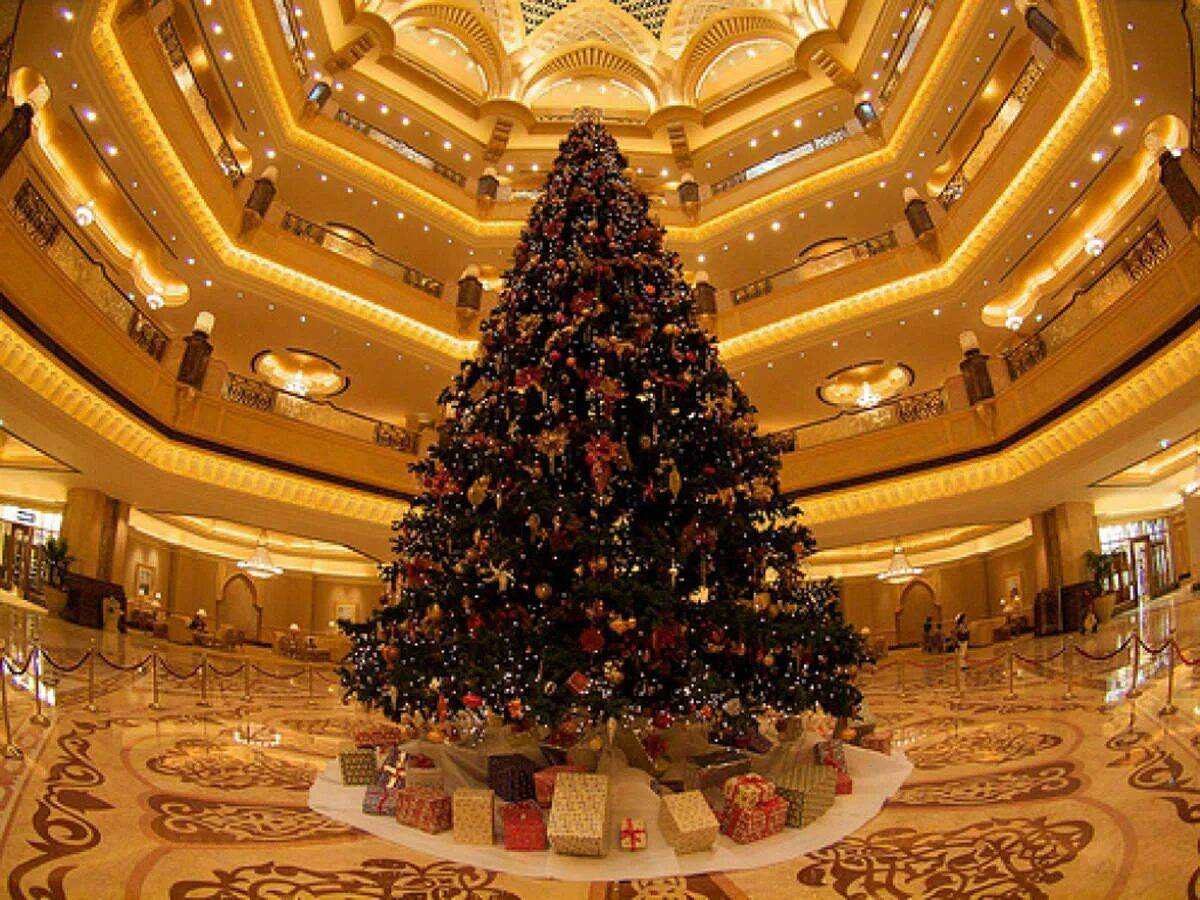 Посреди стояла красивая елка. Елка в Абу Даби 2010. Елка в Абу Даби. Елка Emirates Palace. Елка в Эмирейтс Палас.