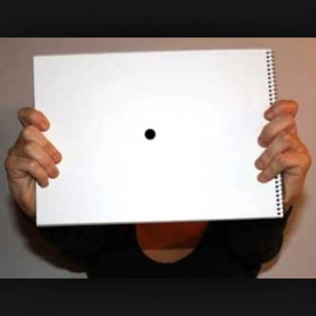 Точка на листе бумаги. Черная точка на листе бумаги. Черная точка на белом листе. Черная точка на белом листе бумаги.