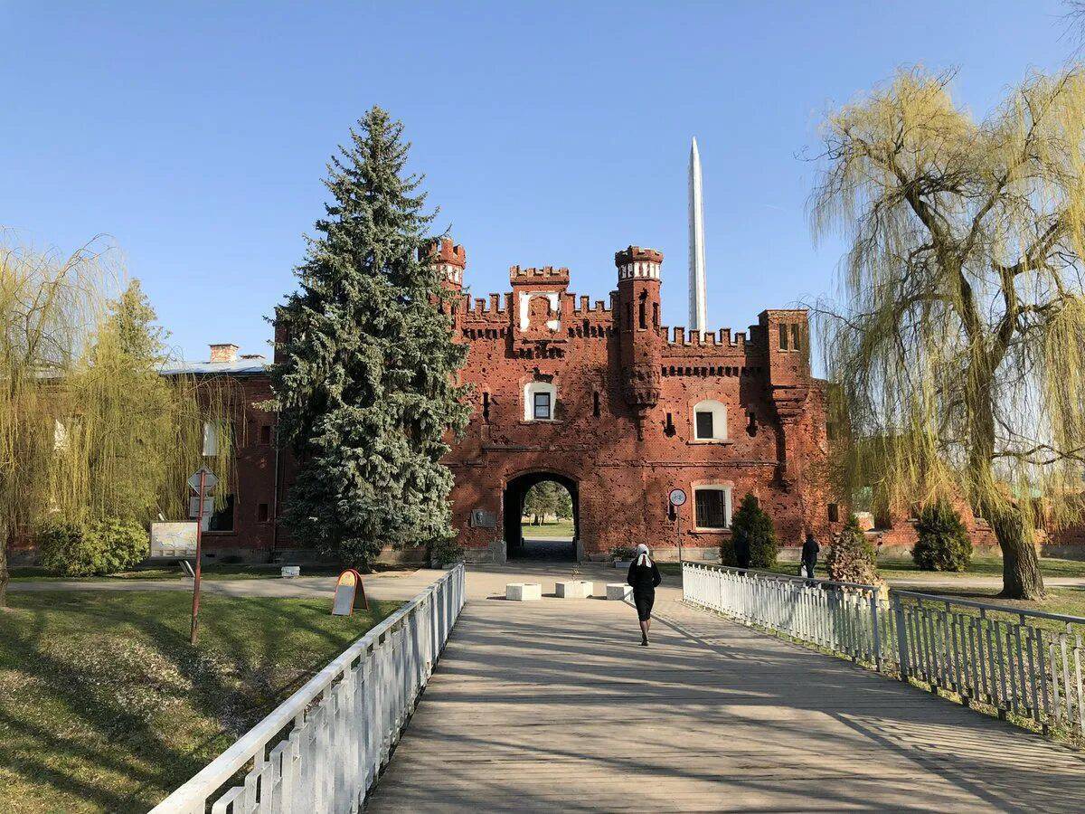 Брестская крепость б. Брестская крепость Брест. Холмские ворота Брестской крепости. Брестская крепость Брест сейчас. Достопримечательности Белоруссии Брестская крепость.