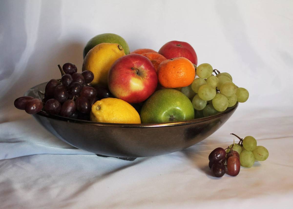 В вазе лежат 4 разных фрукта. Натюрморт с фруктами. Ваза с фруктами. Натюрморт с фруктами для детей.