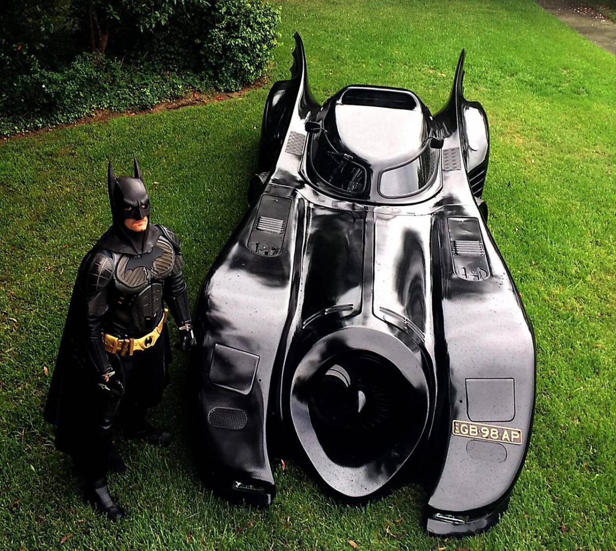 Batman batmobile. Бэтмобиль 1989. Бэтмен и Бэтмобиль. Batman Бэтмобиль.