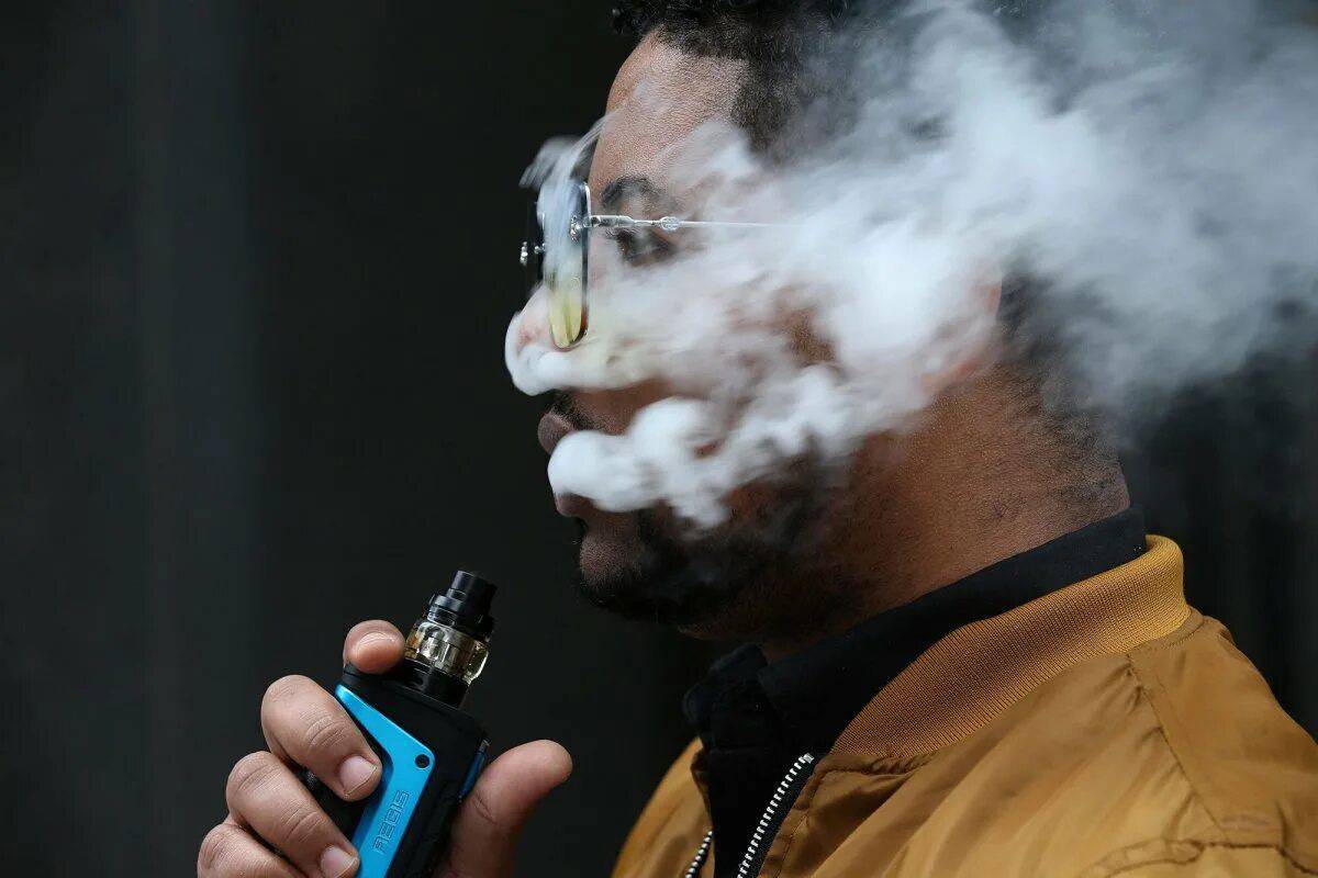 Вейп что это. Курение электронных сигарет. Дым электронных сигарет. Курение и вейпинг. Вейпинг фото.