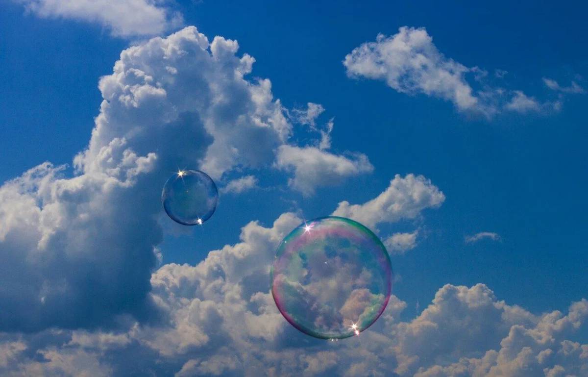 Про воздух детям. Мыльные пузыри. Мыльные пузыри в небе. Мыльные пузыри на фоне неба.