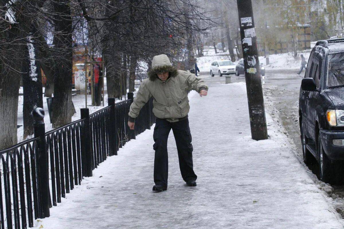 Скользкие дороги картинки. Скользко на улице. Гололед. Зима гололед. Лед на тротуаре.