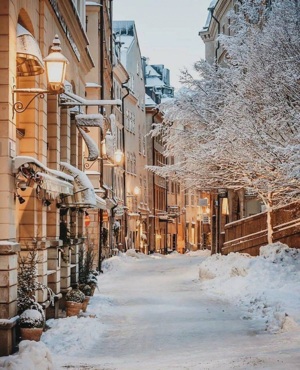 Снежков город. Хельсинки зима. Швеция Стокгольм улицы зима. Финляндия Хельсинки зимой. Хельсинки улочки.