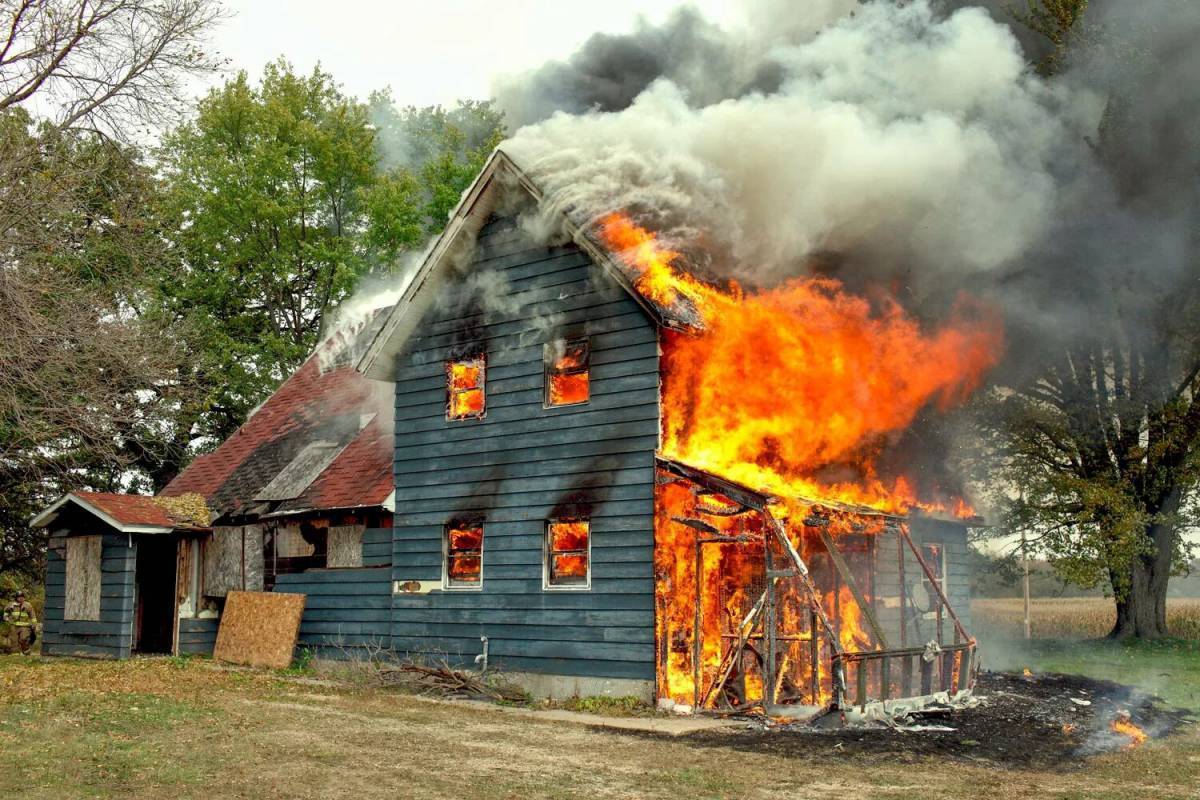 Горящий дом. Дом горит. Дом в огне. Пожар в доме.
