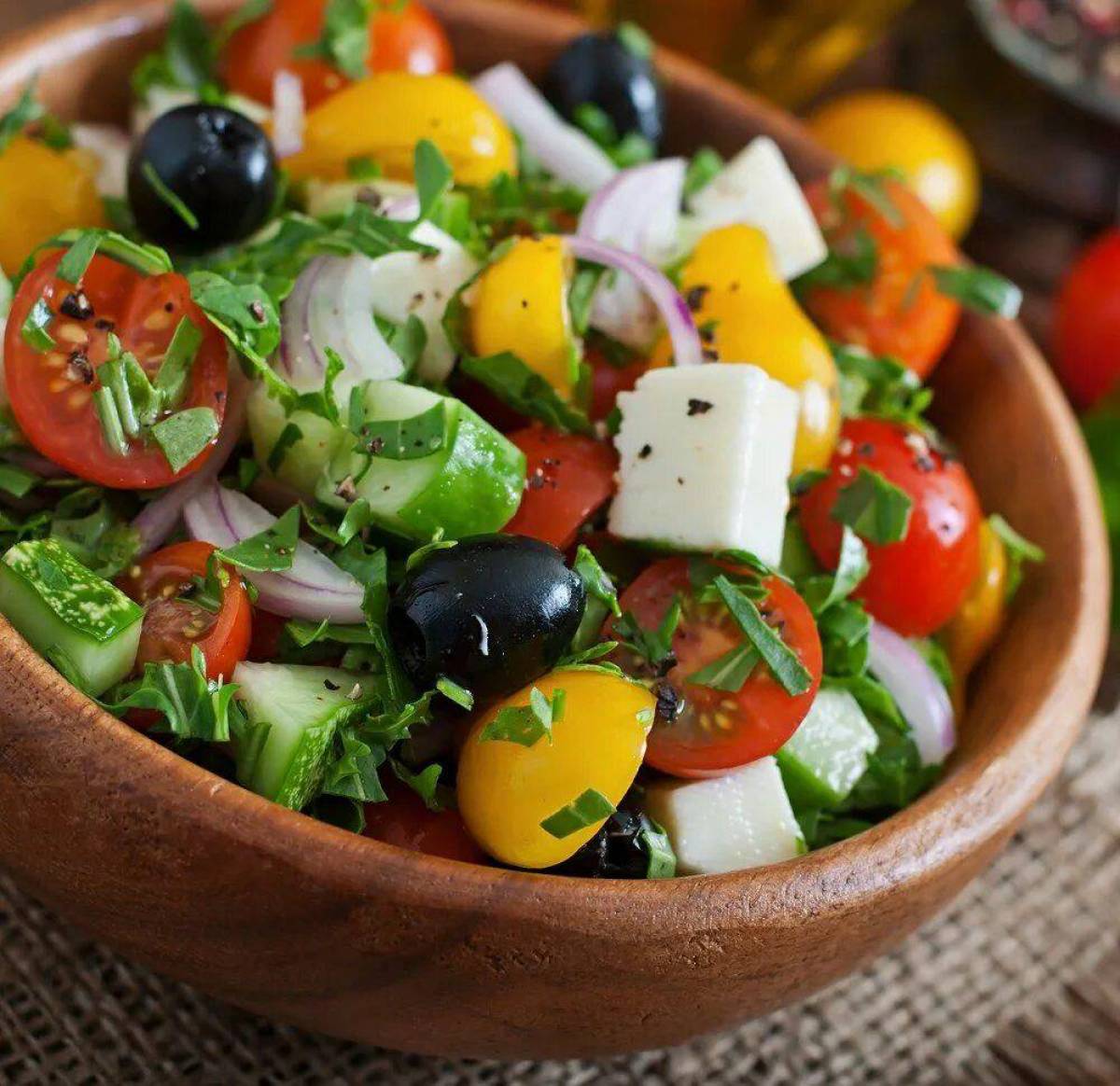 Основные ингредиенты салатов. Greek Salad(греческий салат). Салат греческий классический с фетаксой. Греческий салат с фетаксой и маслинами. Греческий с фетой.