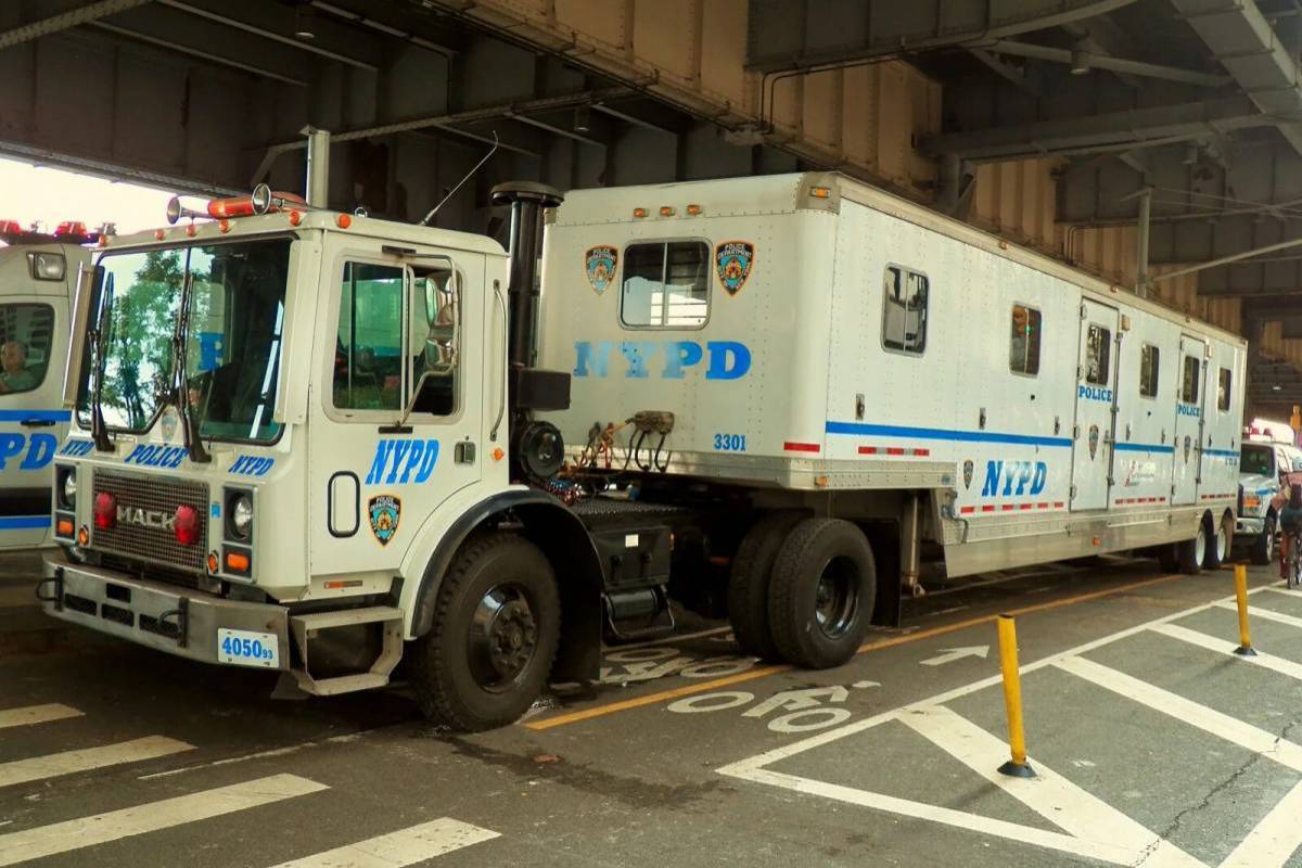 Грузовик полиция. Полицейский фургон NYPD. NYPD SWAT Грузовики. Американский полицейский грузовик.