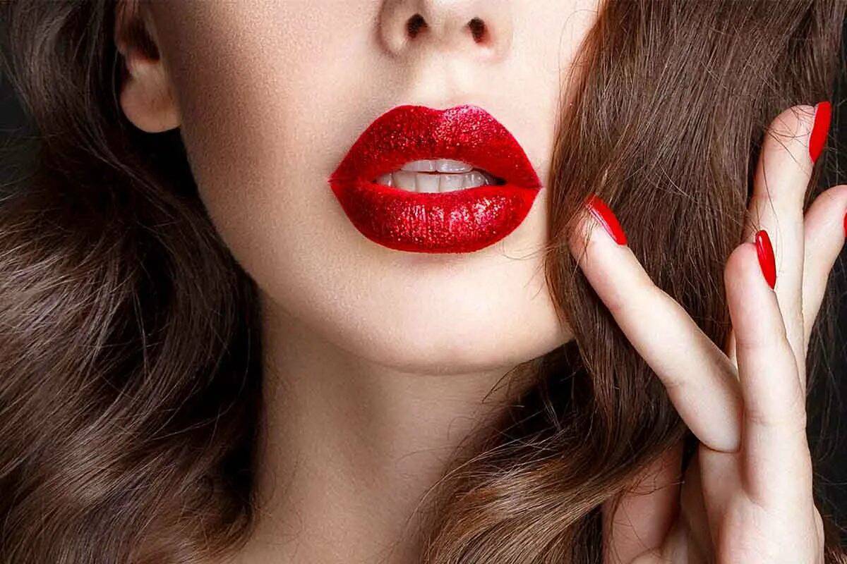 Собранные губы. Ярко красные губы. Красивые женские губы. Красивые губы девушек. Девушка с красными губами.