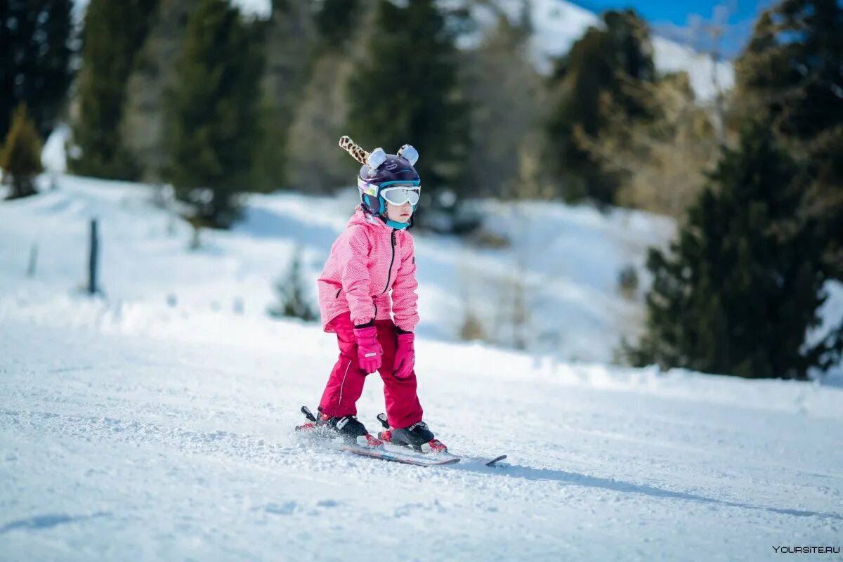 Девочка на лыжах #33
