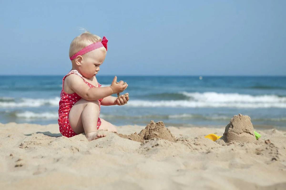 Девочка на пляже #20