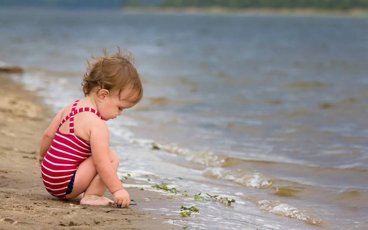 Девочка на пляже #22