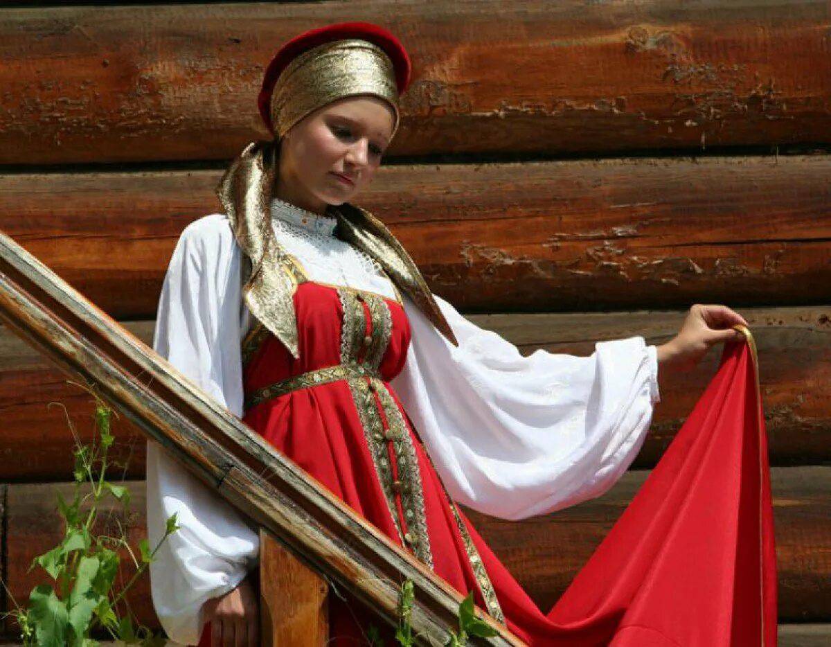 Девушка в русском народном костюме #3
