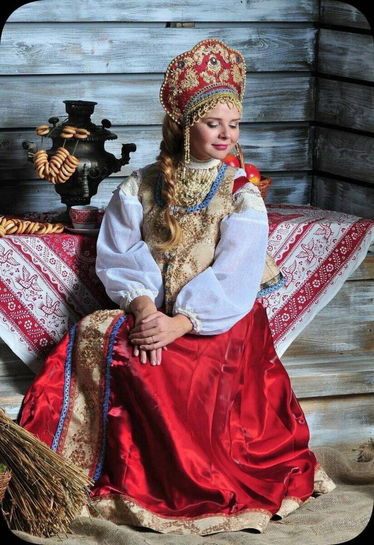 Девушка в русском народном костюме #4